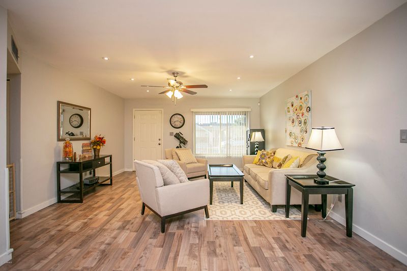 2402 W Laurel Ln, Phoenix, AZ 85029