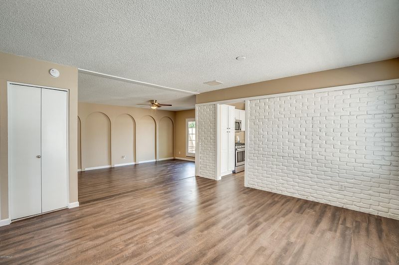 2402 W Paradise Dr, Phoenix, AZ 85029