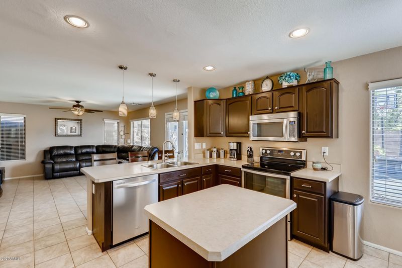 2407 W White Feather Ln, Phoenix, AZ 85085