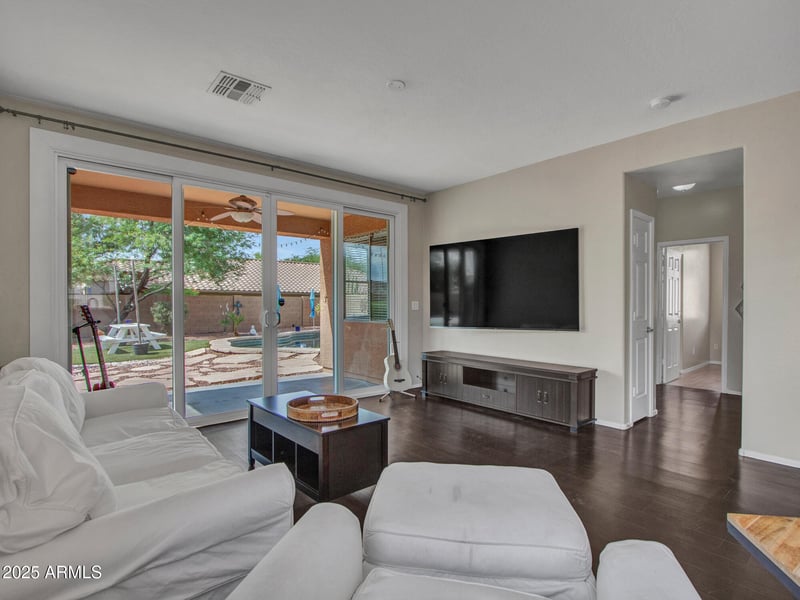 2407 Warren Dr, Anthem, AZ 85086