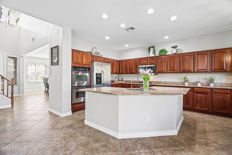 2408 W Spur Dr, Phoenix, AZ 85085