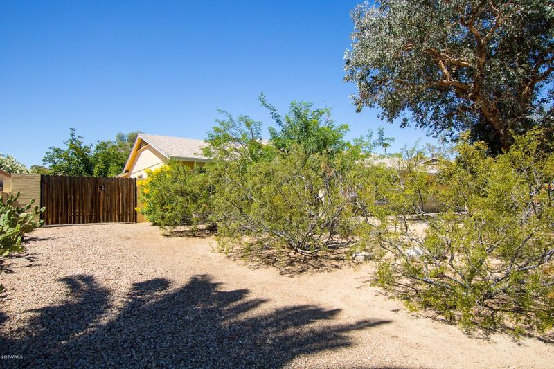 2409 E North Ln, Phoenix, AZ 85028