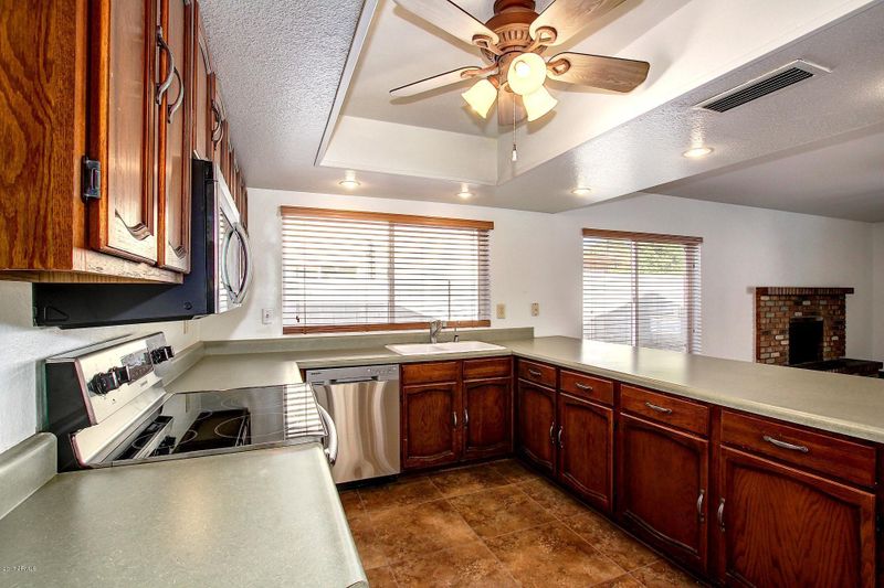 2420 W Winchcomb Dr, Phoenix, AZ 85023