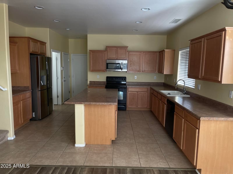 2431 83rd Dr, Phoenix, AZ 85037