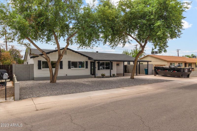 2437 W Echo Ln, Phoenix, AZ 85021