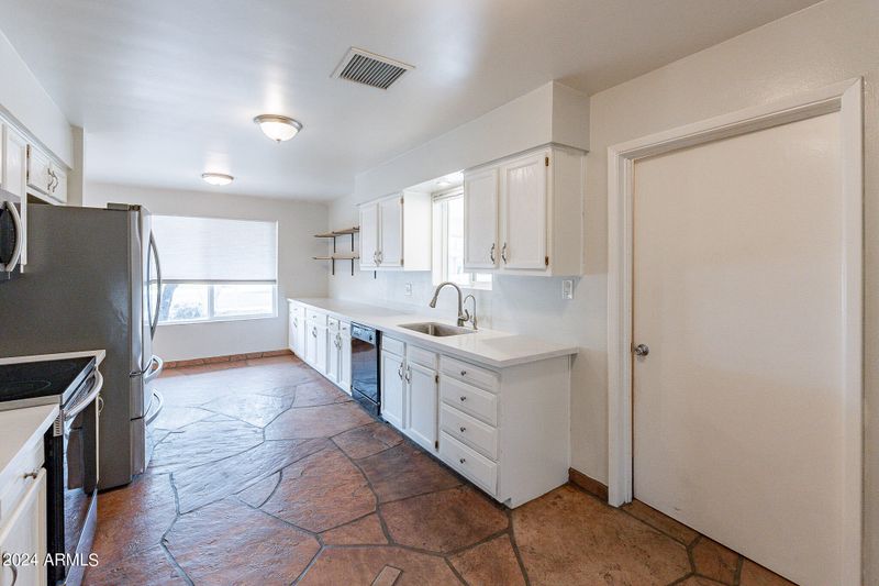 2440 E Vista Dr, Phoenix, AZ 85032
