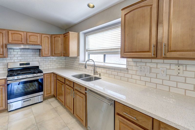 2442 W Running Deer Trl, Phoenix, AZ 85085