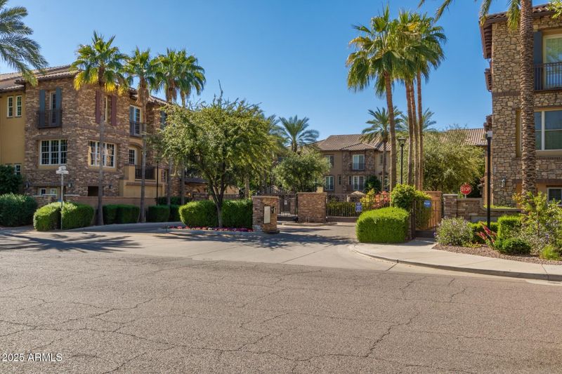 2470 E Roma Ave, Phoenix, AZ 85016