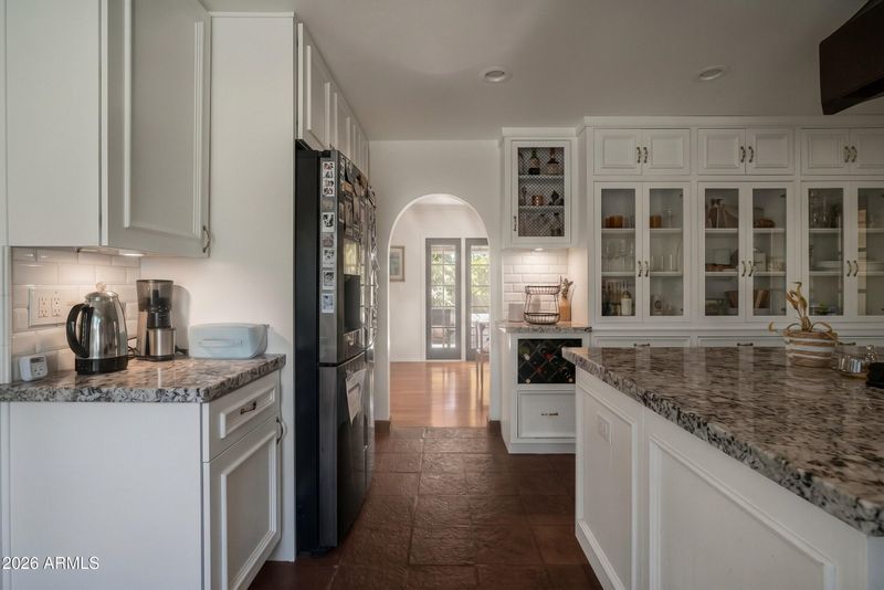 25 E Echo Ln, Phoenix, AZ 85020