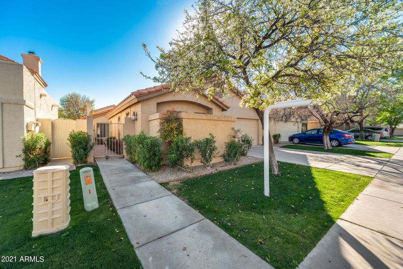 25 E Sarah Ln, Tempe, AZ 85284