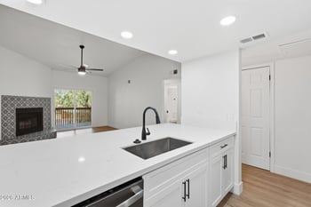 2515 52nd St #208, Phoenix, AZ 85008
