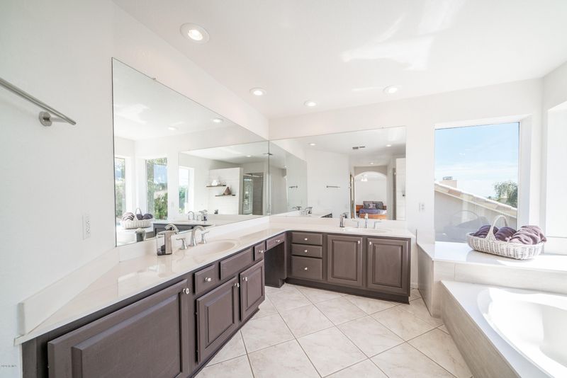 2517 E Rocky Slope Dr, Phoenix, AZ 85048