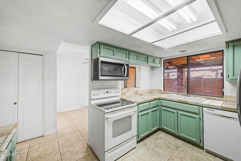 2518 E Shaw Butte Dr, Phoenix, AZ 85028