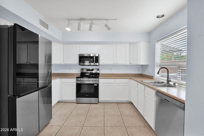 2521 W Red Fox Rd, Phoenix, AZ 85085