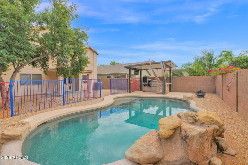 2521 W Red Fox Rd, Phoenix, AZ 85085
