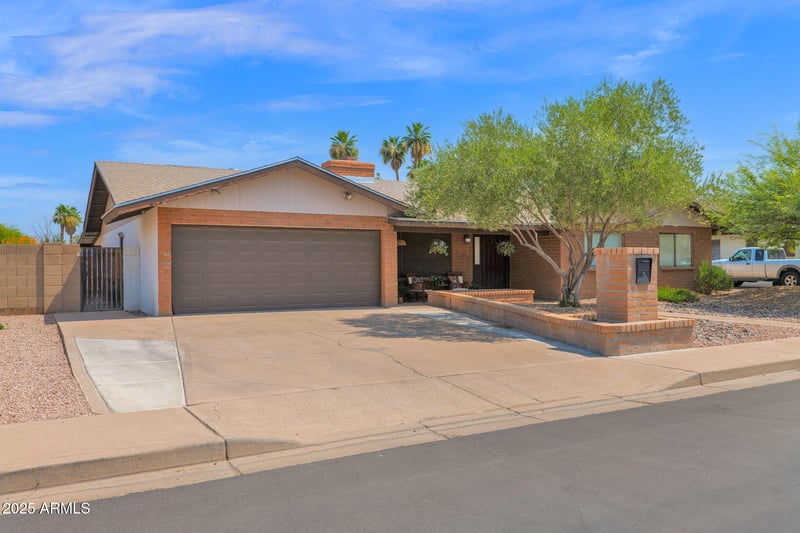 2524 Elmwood St, Mesa, AZ 85213