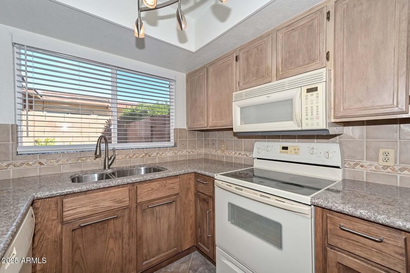 2532 Bluefield Ave, Phoenix, AZ 85032