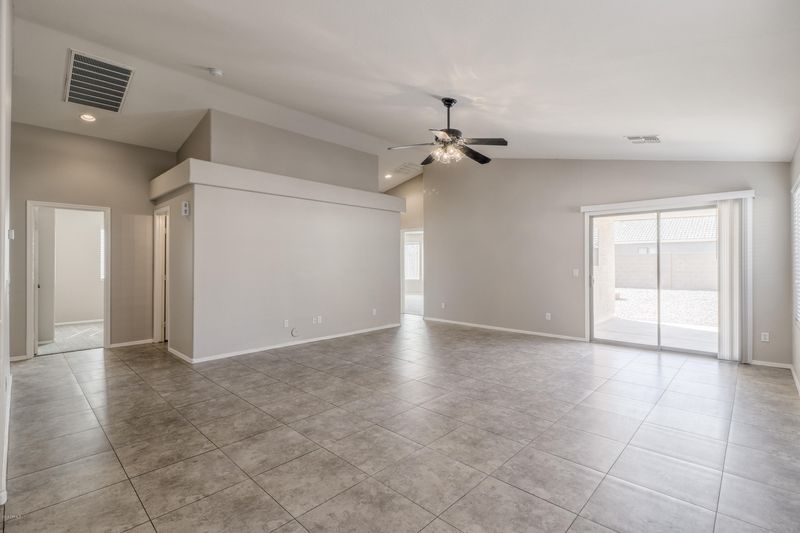 2555 E Silversmith Trl, San Tan Valley, AZ 85143