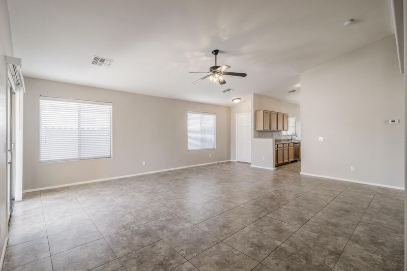 2555 E Silversmith Trl, San Tan Valley, AZ 85143