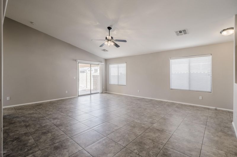 2555 E Silversmith Trl, San Tan Valley, AZ 85143