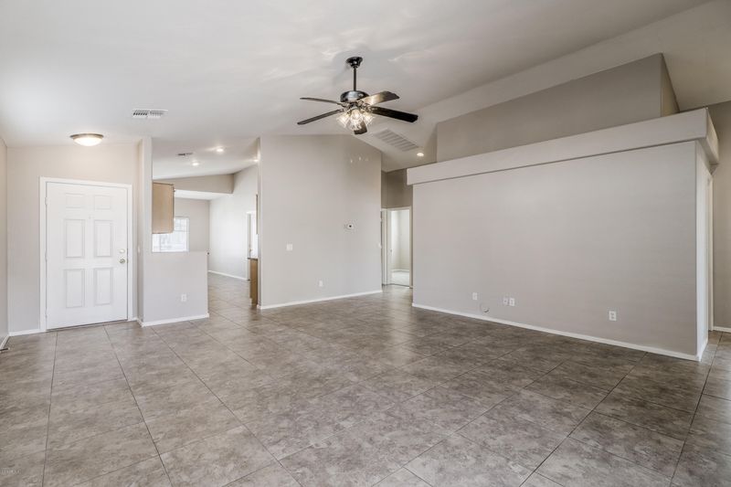 2555 E Silversmith Trl, San Tan Valley, AZ 85143