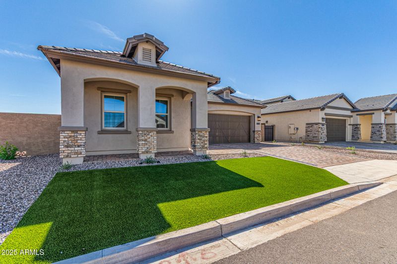 2565 E Virginia Cir, Mesa, AZ 85213