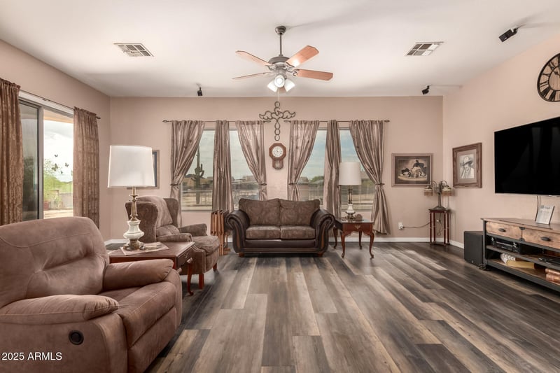 2569 Silverdale Rd, San Tan Valley, AZ 85144