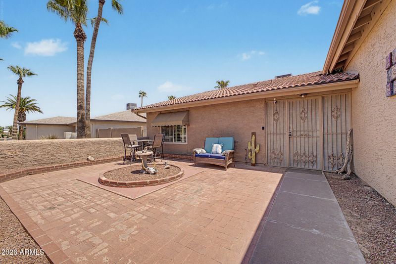 26017 S New Town Dr, Sun Lakes, AZ 85248