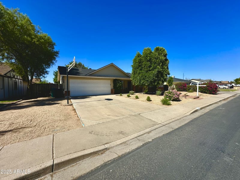 2616 Des Moines St, Mesa, AZ 85213