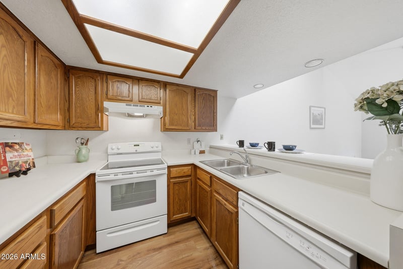 27 E Betty Elyse Ln, Phoenix, AZ 85022