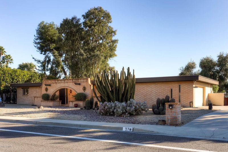 27 W Moon Valley Dr, Phoenix, AZ 85023