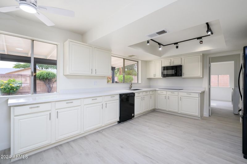 2717 E Cinnabar Ave, Phoenix, AZ 85028