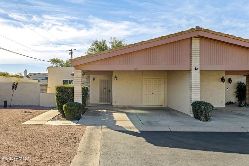 2717 E Shaw Butte Dr, Phoenix, AZ 85028