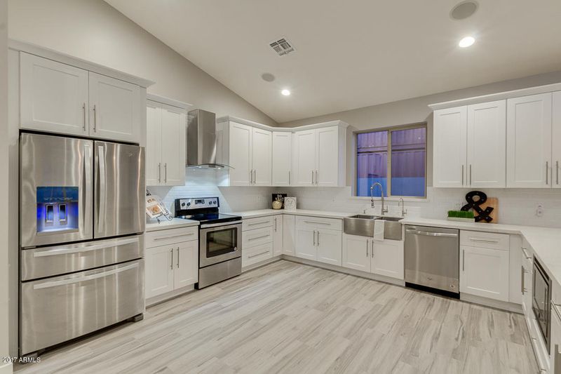 2745 E South Mountain Ave, Phoenix, AZ 85042
