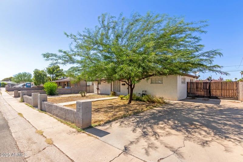 2752 Royal Palm Rd, Phoenix, AZ 85051