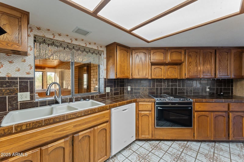 27610 Gill Rd, Morristown, AZ 85342