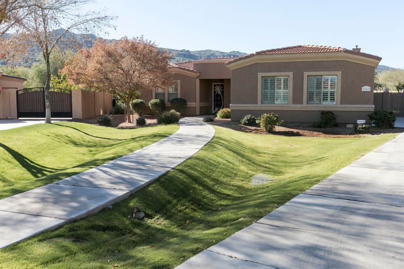 2803 E Desert Ln, Phoenix, AZ 85042