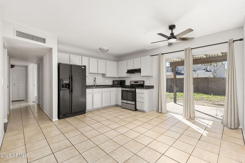 2815 Banff Ln, Phoenix, AZ 85053