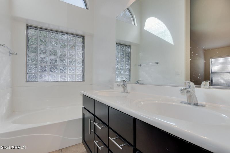 2815 E Charlotte Dr, Phoenix, AZ 85024