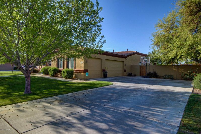 2818 E Desert Ln, Phoenix, AZ 85042
