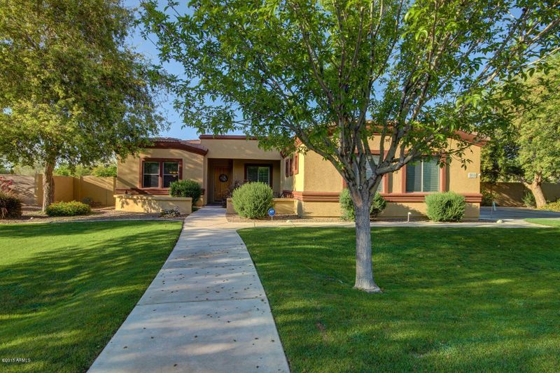 2818 E Desert Ln, Phoenix, AZ 85042