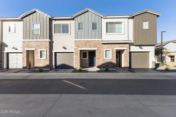 2820 White Feather Ln, Phoenix, AZ 85085