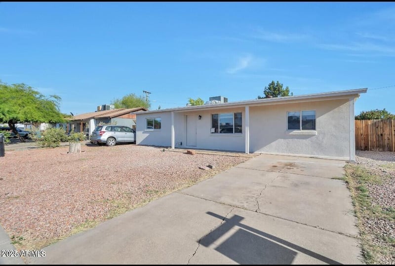 2823 Banff Ln, Phoenix, AZ 85053