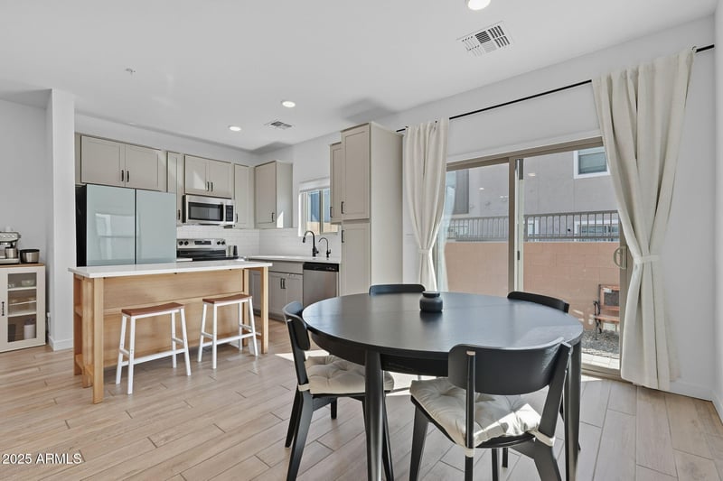 2823 W Red Fox Rd, Phoenix, AZ 85085