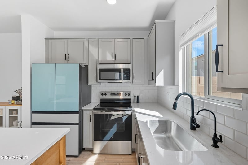 2823 W Red Fox Rd, Phoenix, AZ 85085
