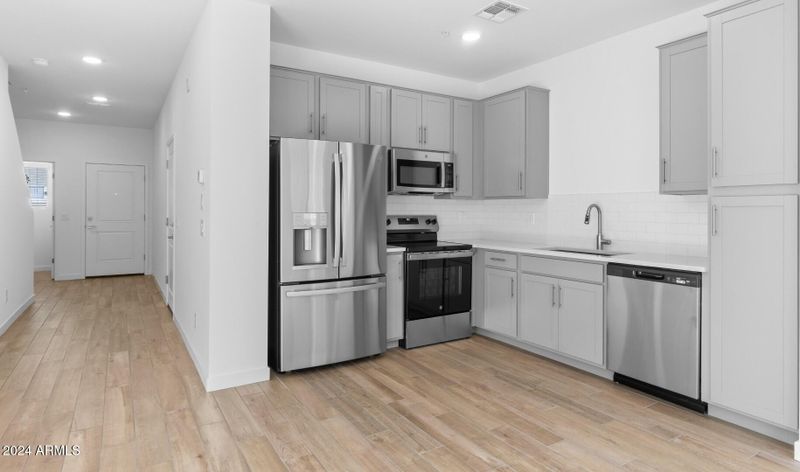 2827 W White Feather Ln, Phoenix, AZ 85085