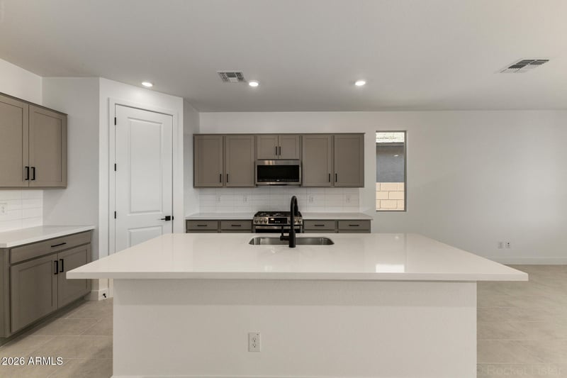 2868 Mecklenburg Way, San Tan Valley, AZ 85143