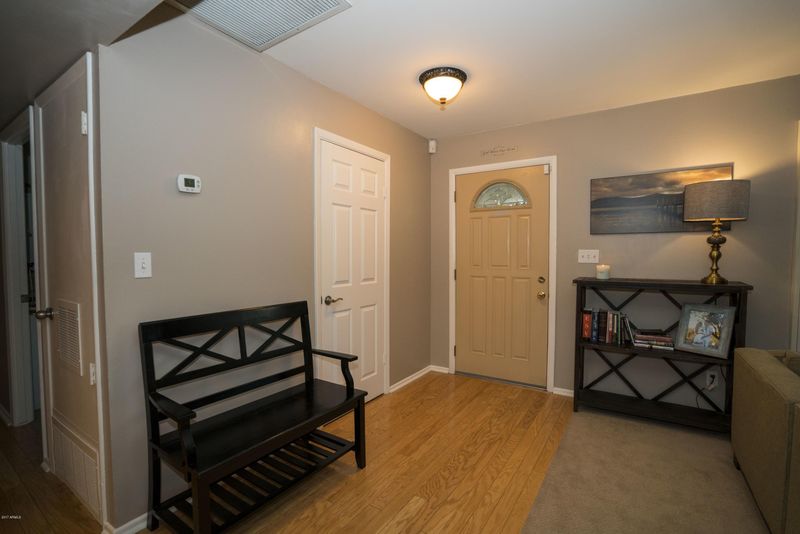 2902 E Shangri La Rd, Phoenix, AZ 85028
