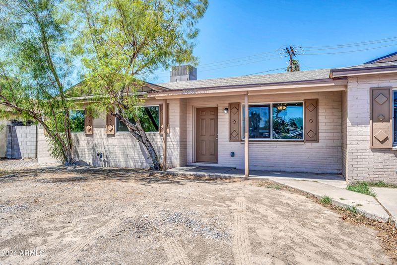 2902 W Cactus Rd, Phoenix, AZ 85029