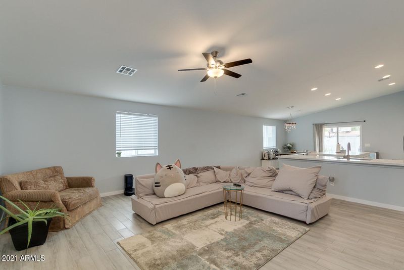 2913 E Mobile Ln, Phoenix, AZ 85040